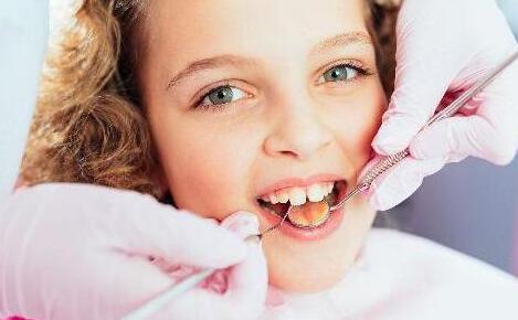 孩子矫正牙齿的最佳时机-义齿厂家