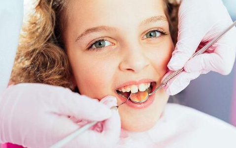 孩子矫正牙齿的最佳时机-义齿厂家